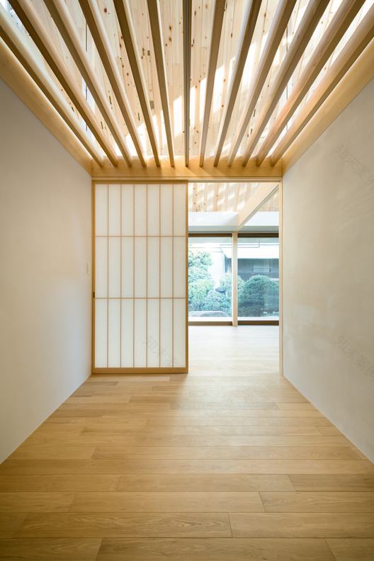 Dutch Gable Roof House Hiroki Tominaga-27