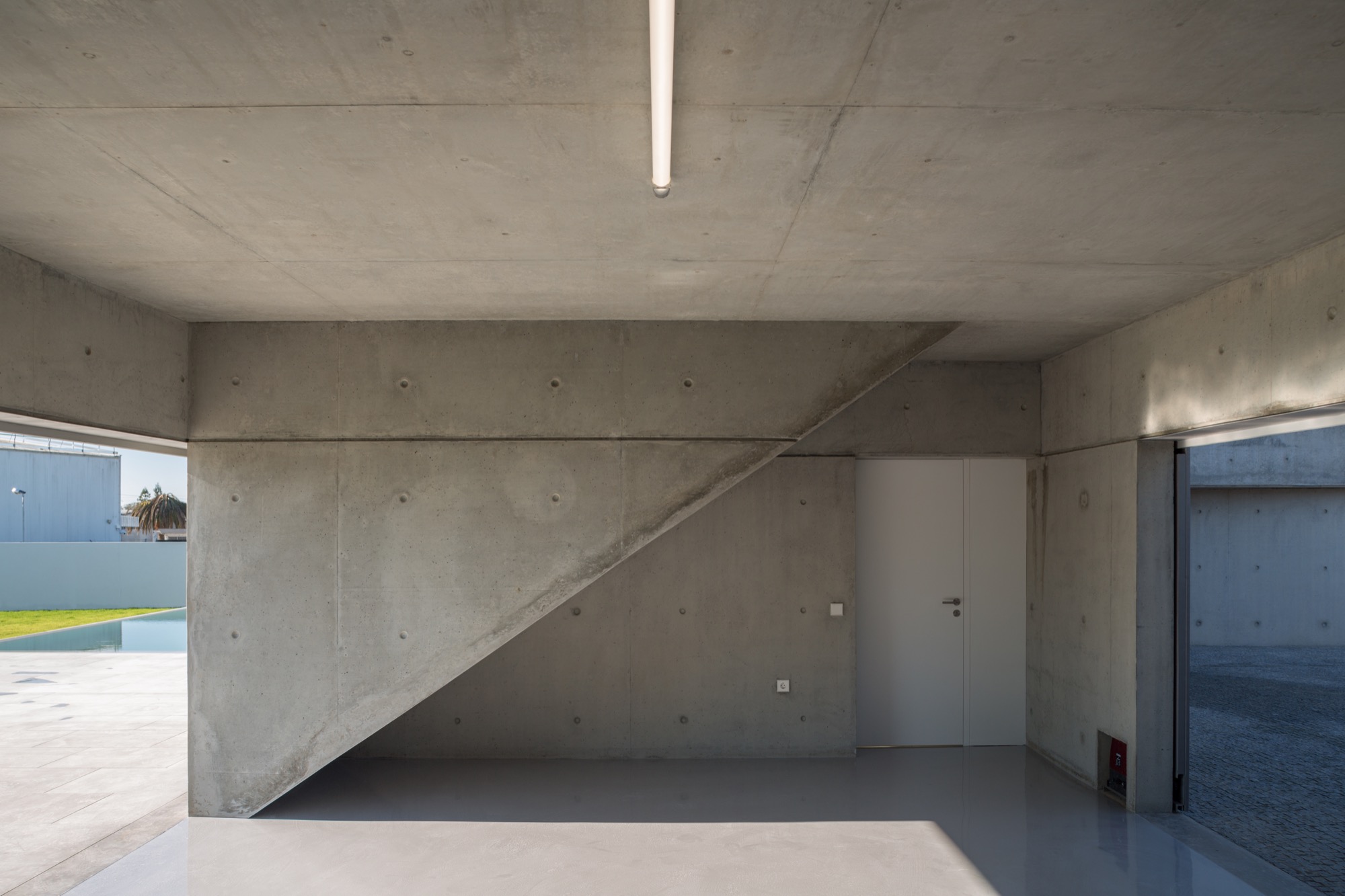 融入地形的葡萄牙私人住宅-28