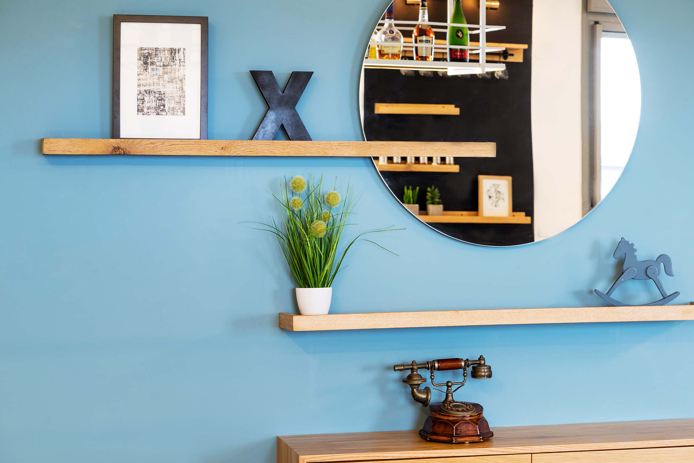 塔尔斯一家公寓 | 白砖蓝墙营造现代温馨空间-18