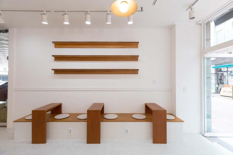 12 平米地球咖啡厅，白色&木色打造清新空间-7