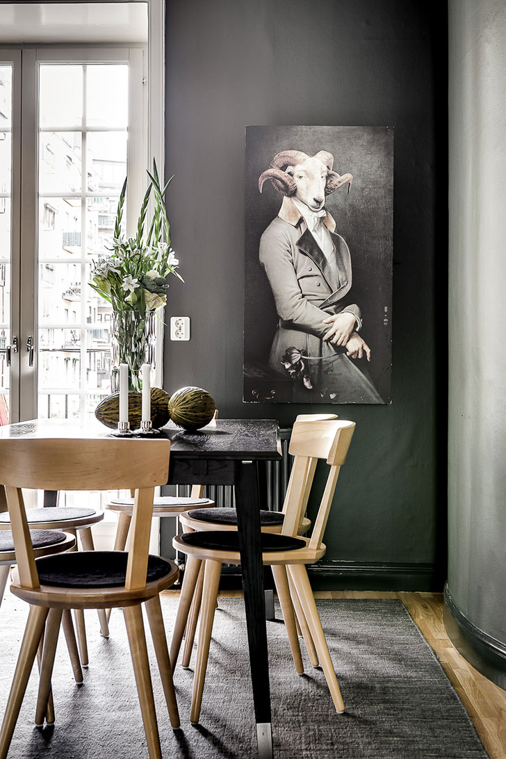 斯德哥尔摩黑色公寓里的活力花卉墙纸-19