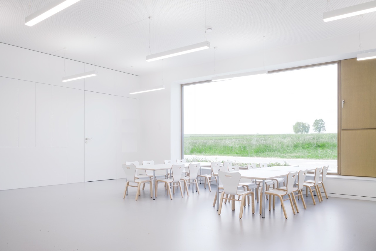 德国 Aichtal 幼儿园 | 白色极简与美国南部的“门廊”融合-3