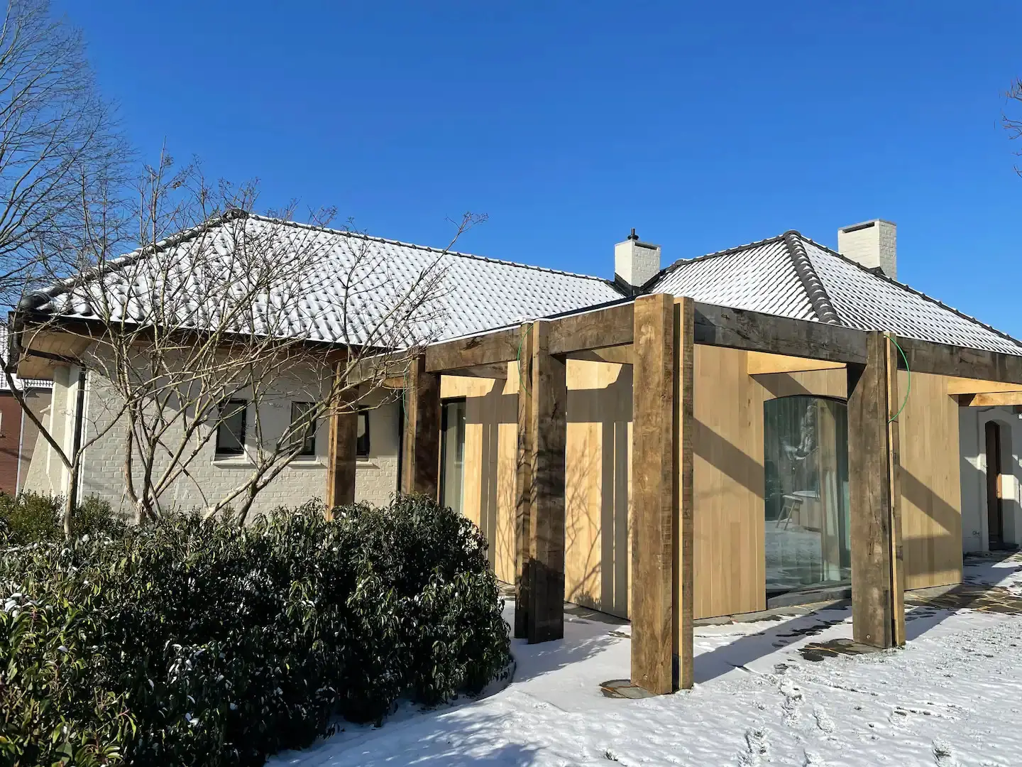 比利时 60 年代老房现代风翻新，设计师巧妙融合自然元素-13