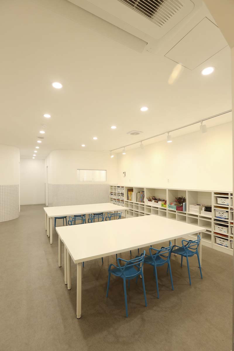 简约纯白，儿童艺术学院的精致空间-3