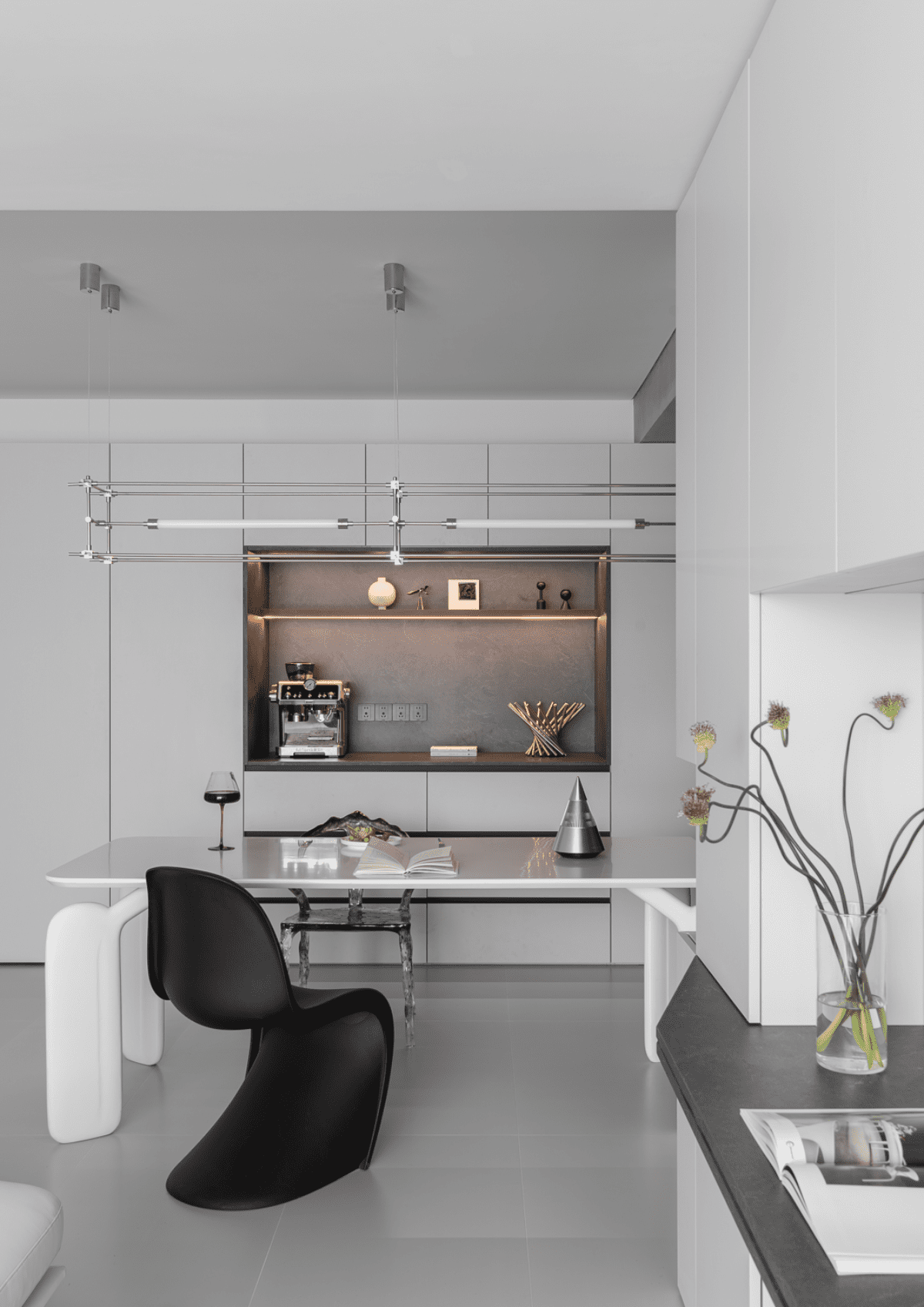 桌柜一体+开放布局释放空间，黑白极简谱写“断舍离”生活乐曲-31