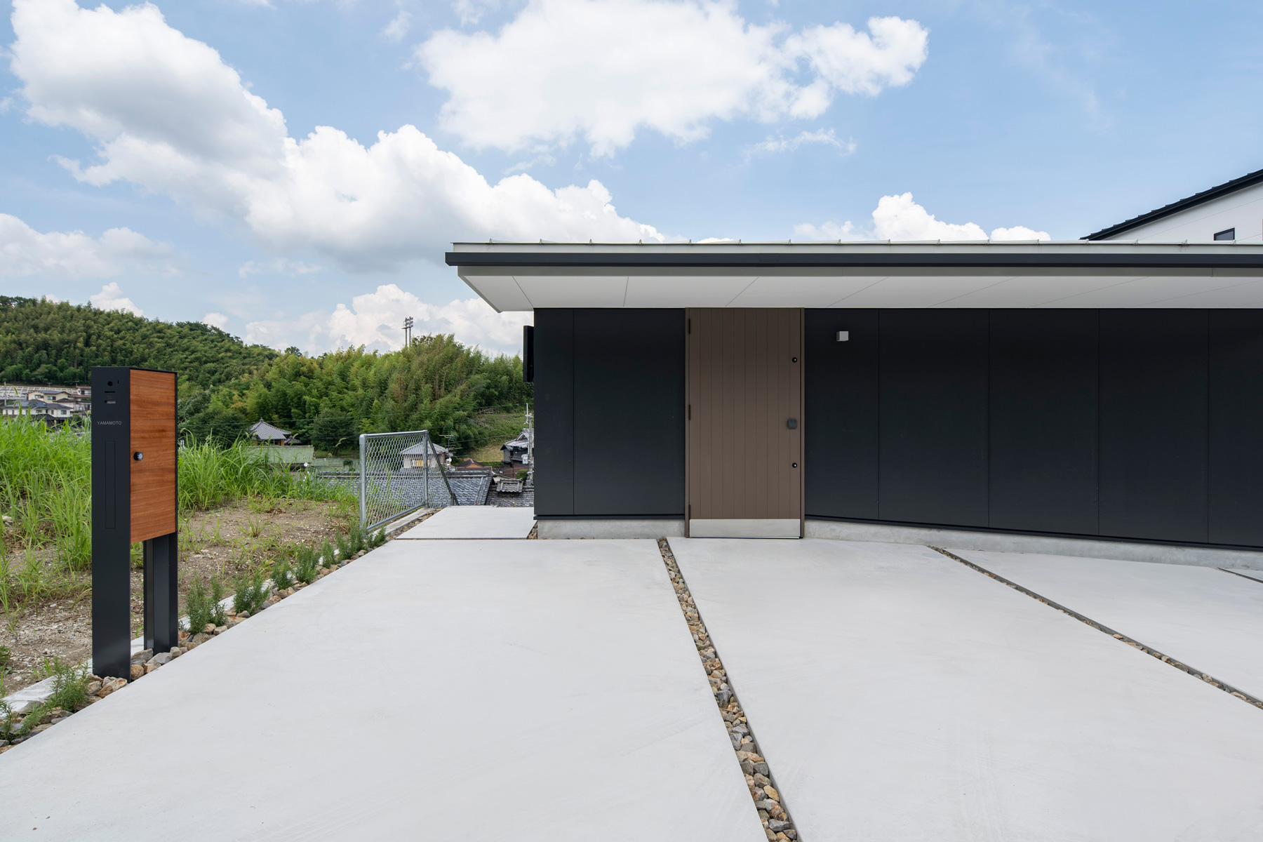 山形坡地上的雅致居所——山本洋平设计的三功能屋顶-3