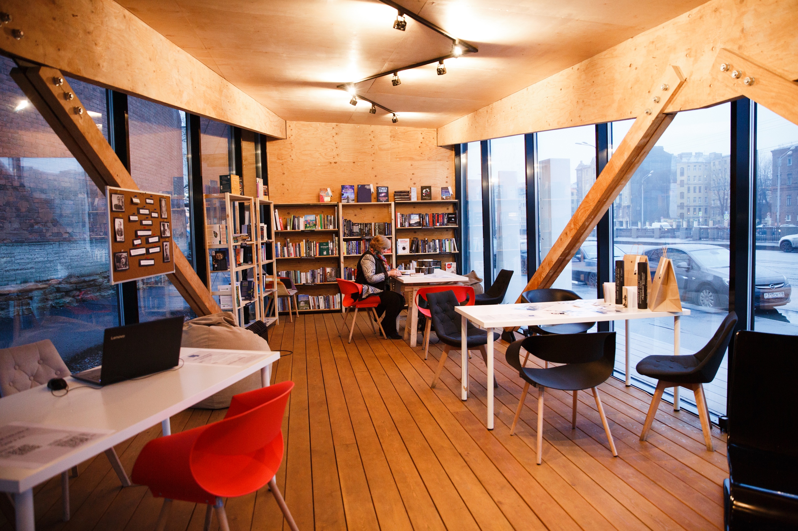 街头的透明讲座馆——Geosota 团队打造独特视角空间-17