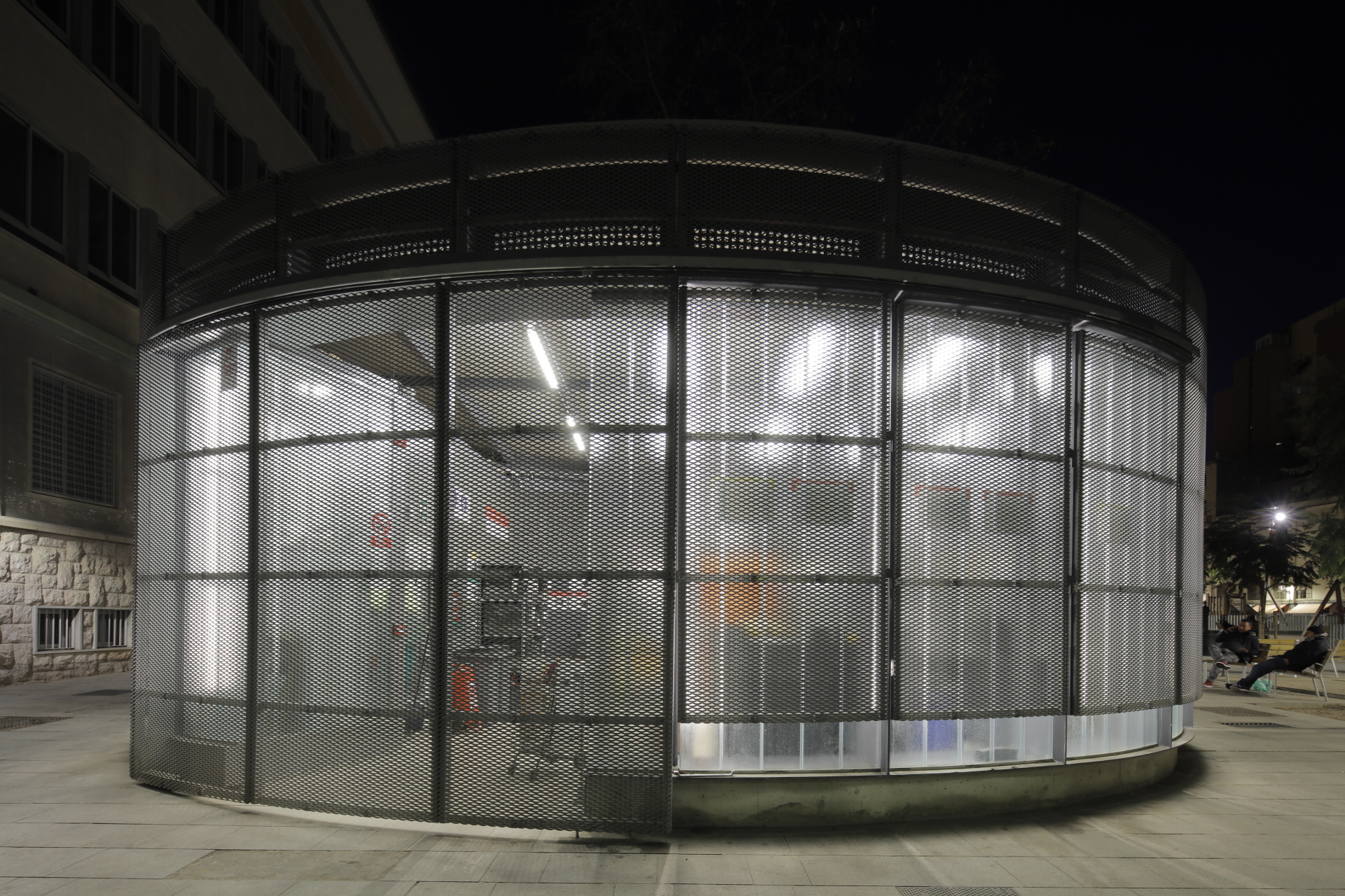 巴塞罗那临时绿色回收点 | 轻巧透明，融入街景-25