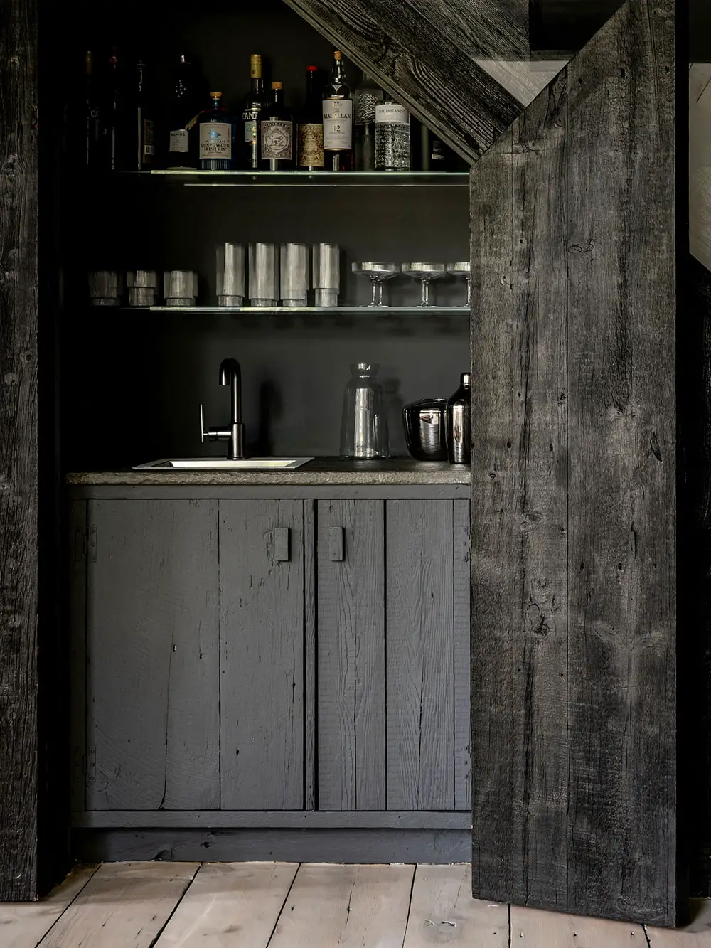 明亮与黑暗的碰撞 | Connecticut 北美风格住宅设计-10