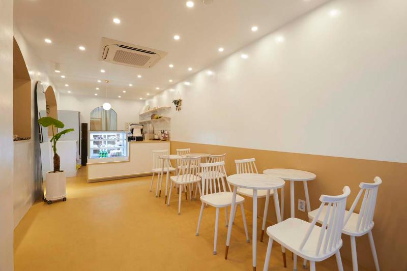 11 坪简约双色调甜品咖啡厅设计-4