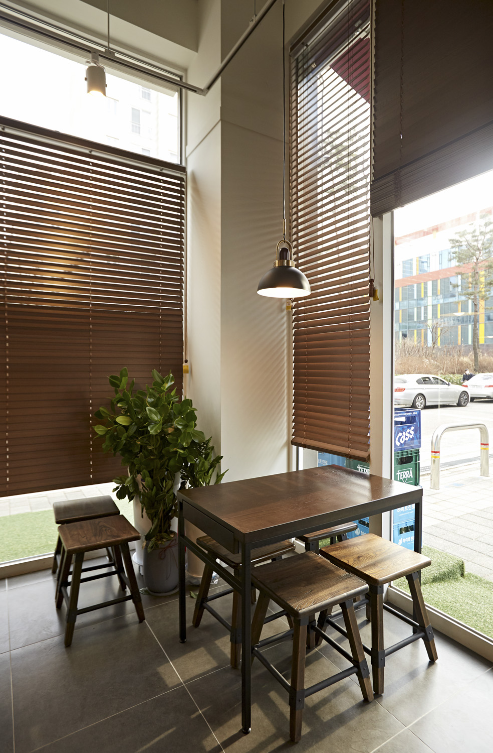 白色与木色交融的 10 分餐厅设计-11