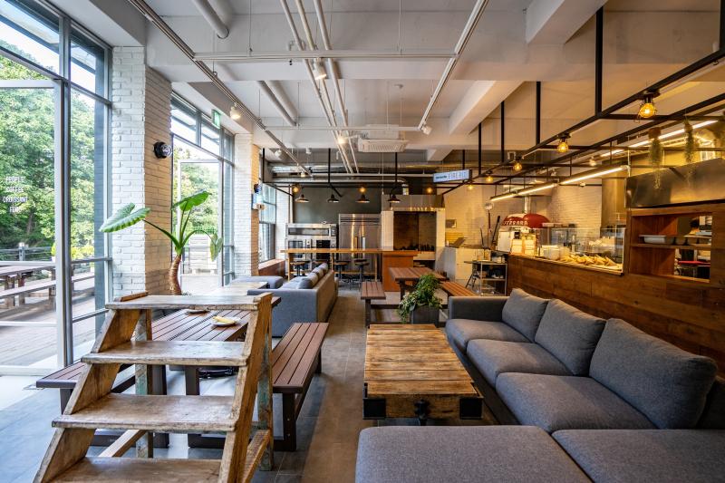 现代简约 40 平米咖啡厅室内设计案例-3