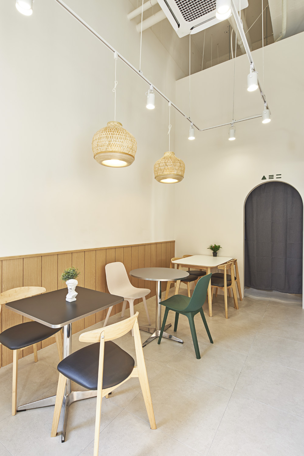 10 坪简约设计 白色木纹打造清爽咖啡厅-11