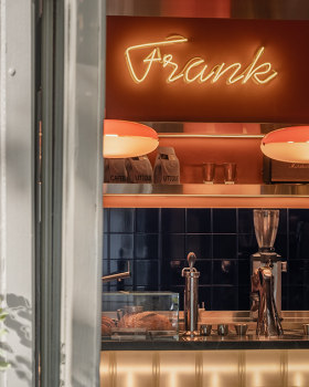 纯咖啡；原味咖啡（注：Frank 在这里可能是 纯的、原味的 意思，但不确定是否有特殊语境，如果结合特定品牌等情况可能有不同含义） 丨乌克兰基辅丨Yana Molodykh