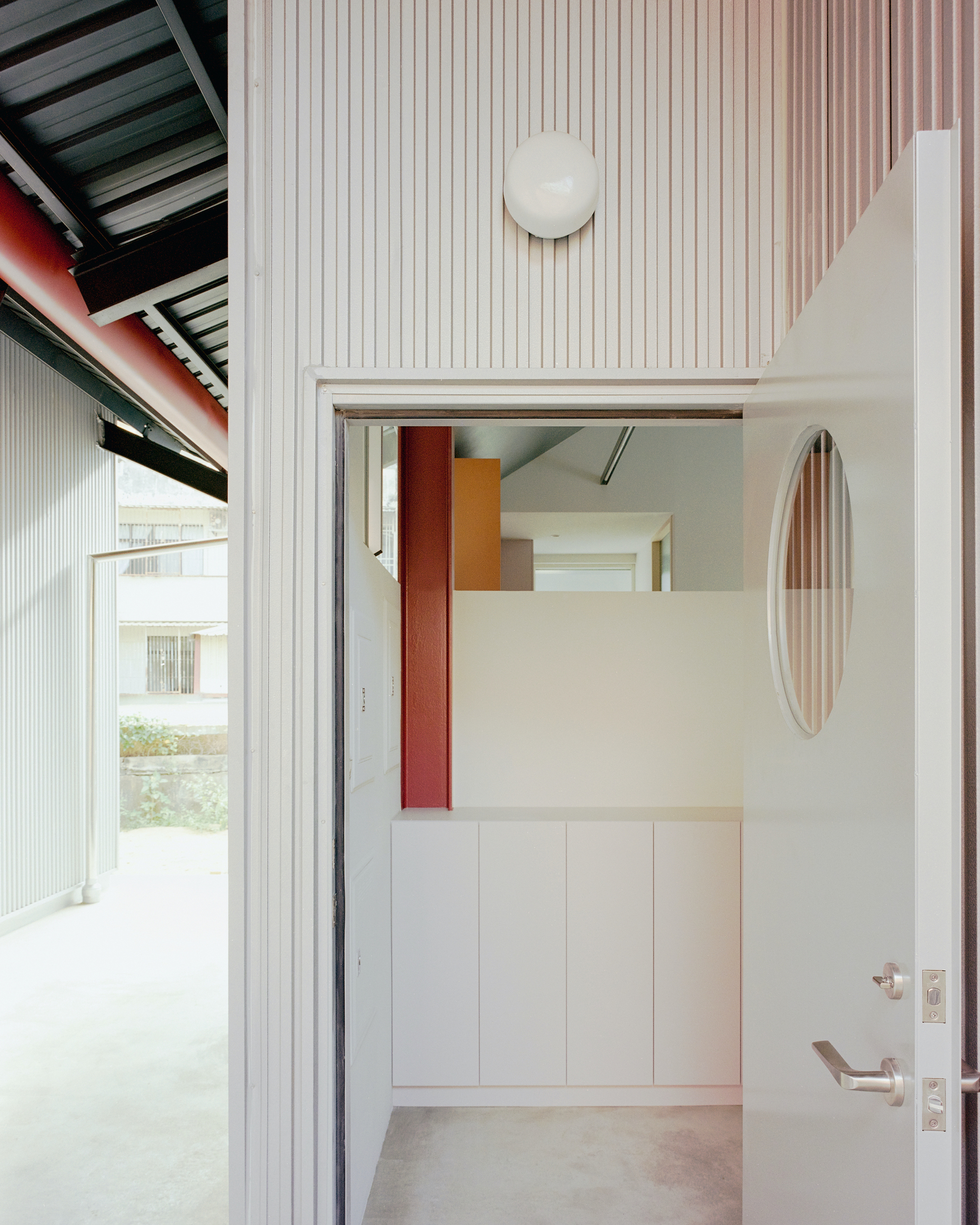 Double Roof House / Studio Tngtetshiu-13