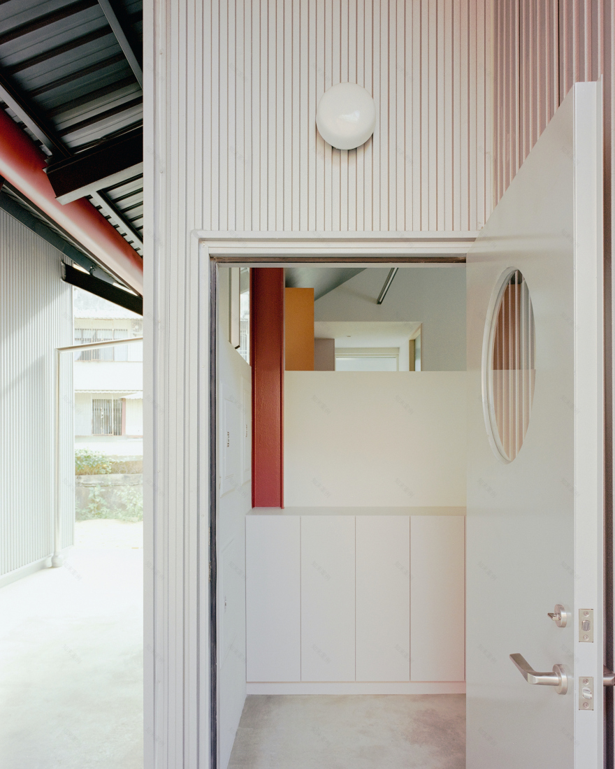 Double Roof House / Studio Tngtetshiu-13