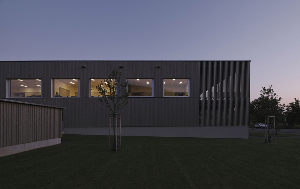 奥地利 Bütze Wolfurt 小学 · 木板条与锌钢构建的温馨学习空间-59