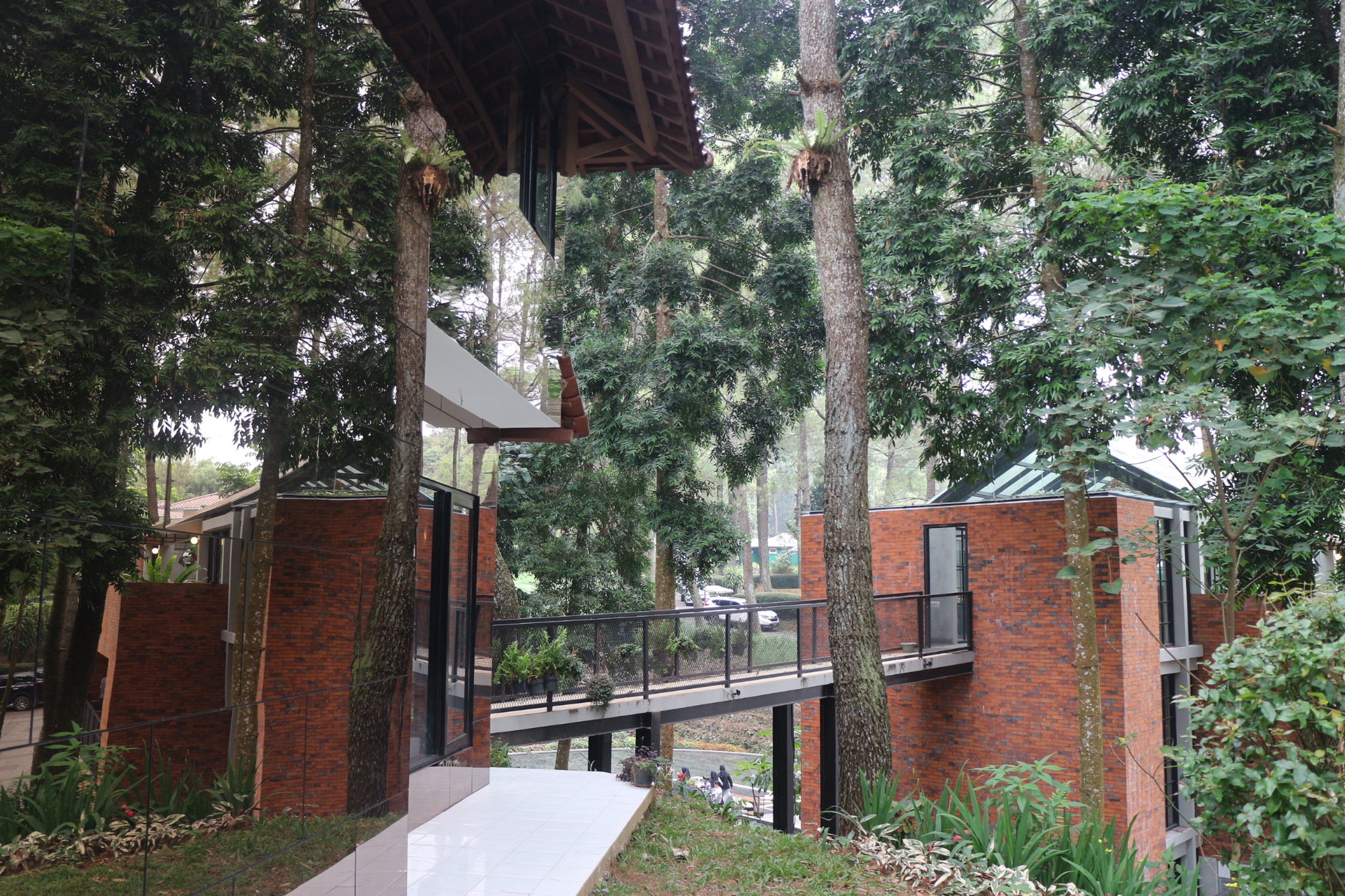 The Lakehouse Restaurant / LUWIST-35