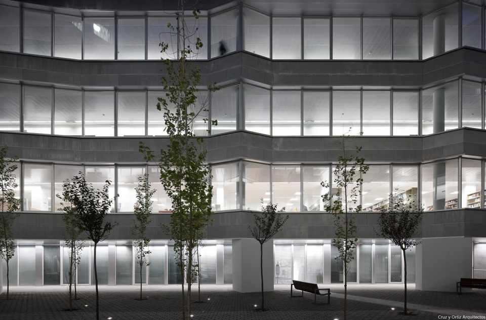 塞维利亚大学科学教育学院 · 创新的叠加建筑设计-36