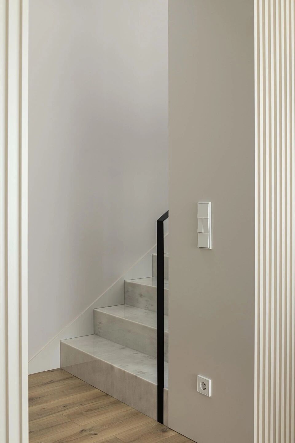 以自然采光与户外空间为核心   极简白色住宅  Arquitetura501-97