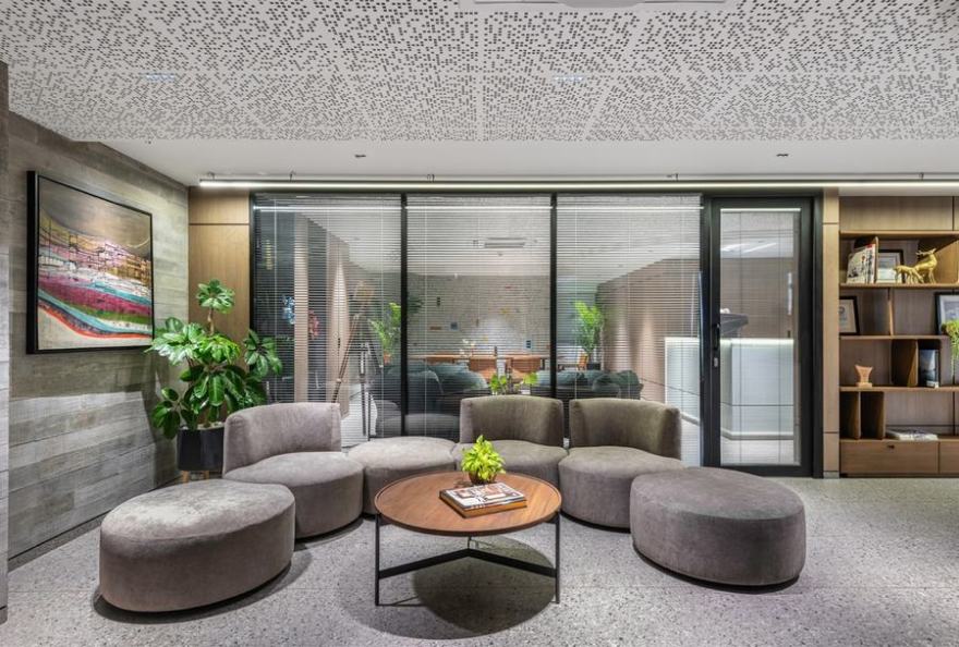 使用了温暖的材料和俏皮的墙面饰面,打造房地产办公室设计 - 米尚丽零售设计网 MISUNLY- 美好品牌店铺空间发现者-1