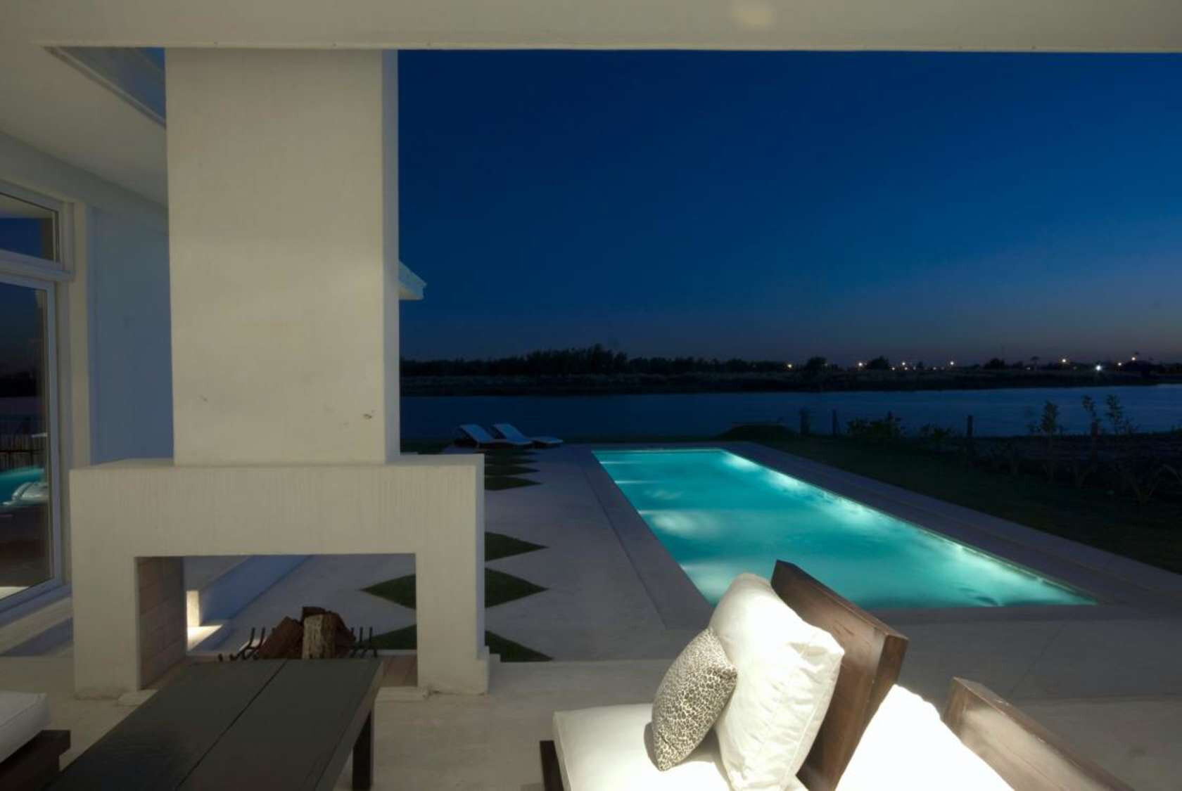 单色调湖畔别墅-30