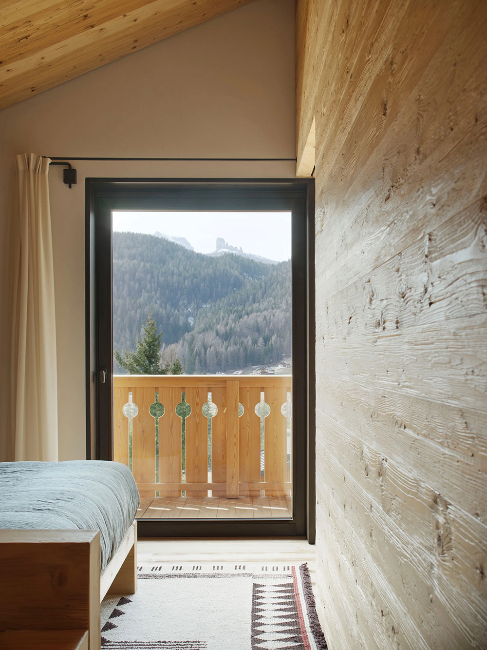 意大利阿尔卑斯山脉公寓的温馨优雅设计-19