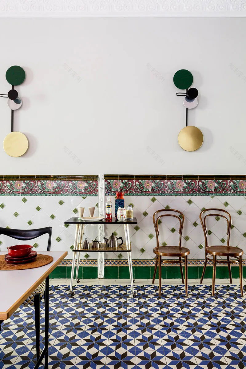 巴塞罗那现代主义建筑中小公寓的鲜艳设计-9