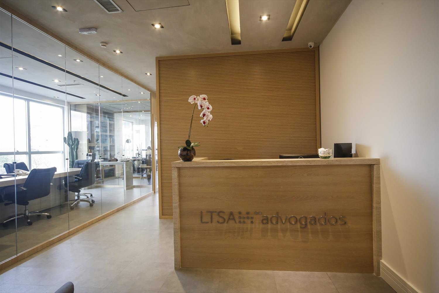 LTSA Advogos 办公总部 | 现代木质设计之美-2