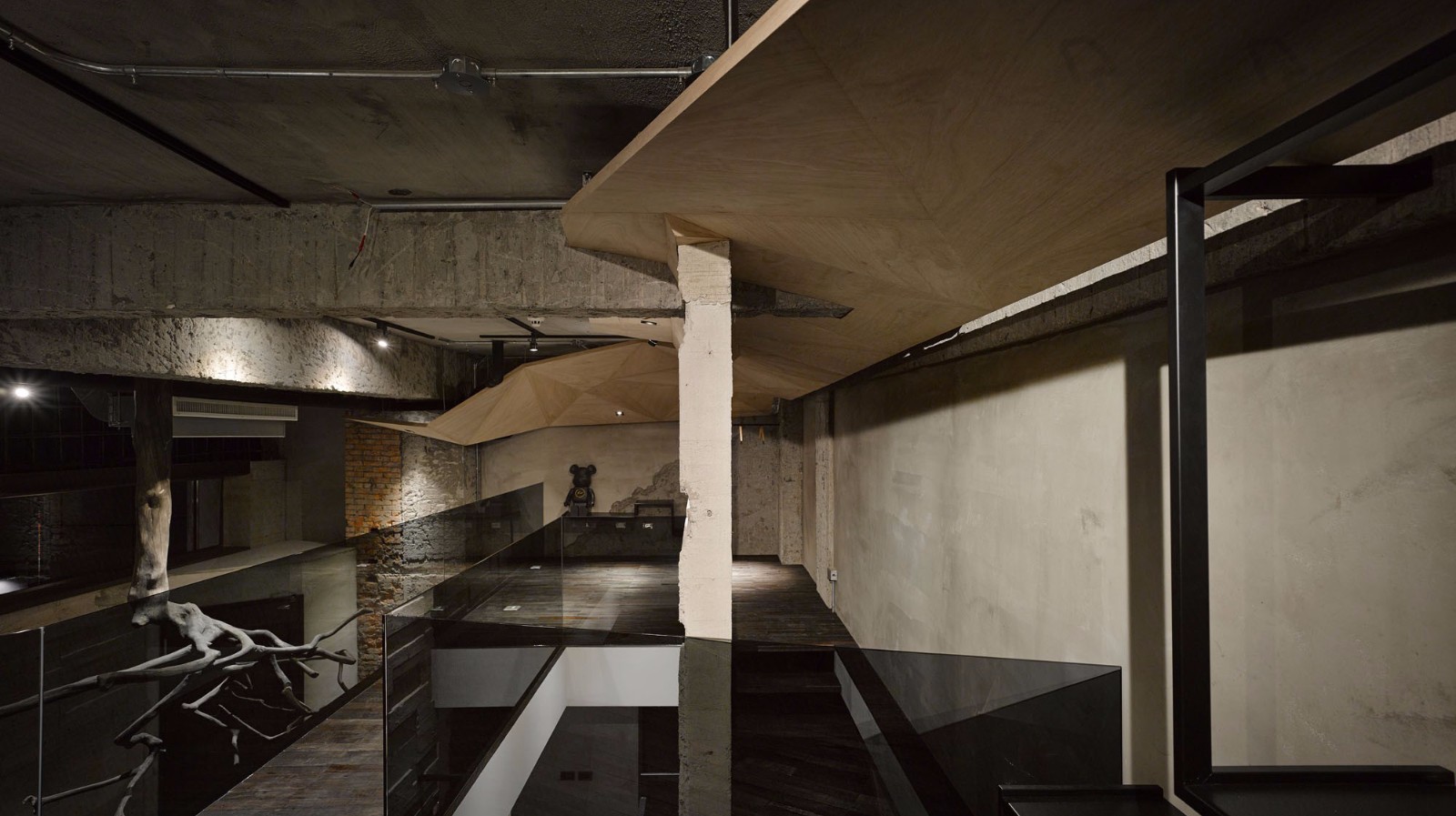 云邑设计打造工业风服装店 | 水泥地砖墙展现原始魅力-14