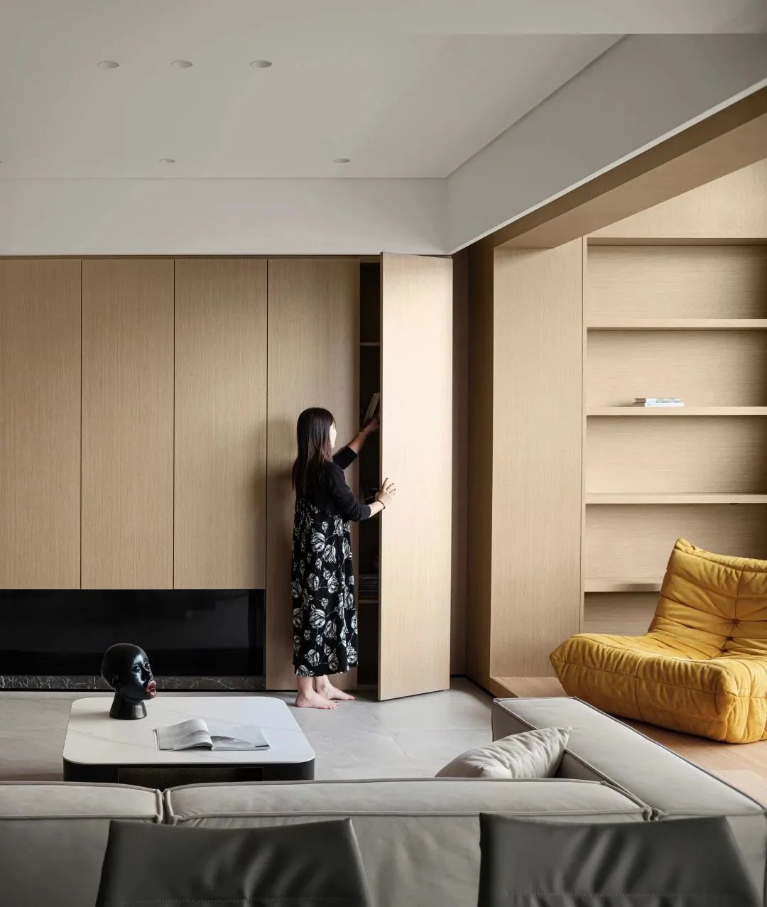 轻灰+原木格调，克制的温柔美-12