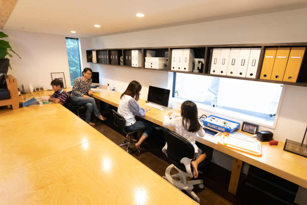 家族がほどよくつながる多目的な高床と空庭をもつ職住一体の住まい | Style of Life | 100%LiFE-14