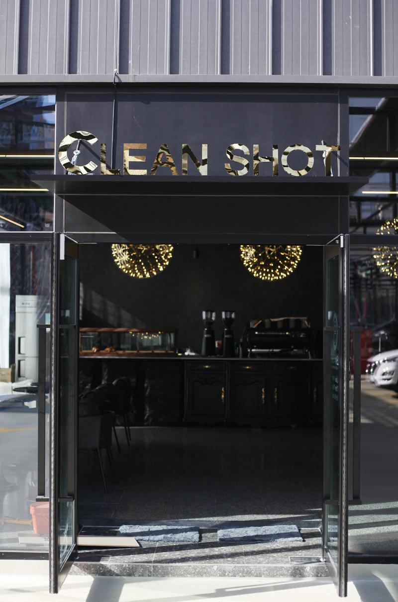 87 平现代简约咖啡厅设计 | 高雅黑白色调的室内空间-18