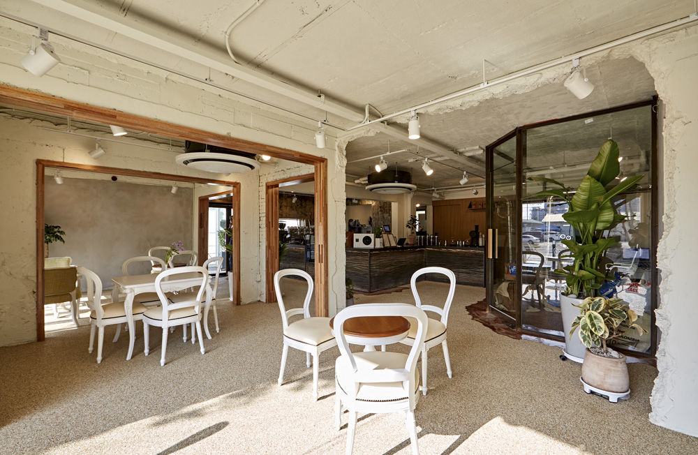 "白色与木纹的和谐交融 | 50 平米的现代咖啡厅设计"-4