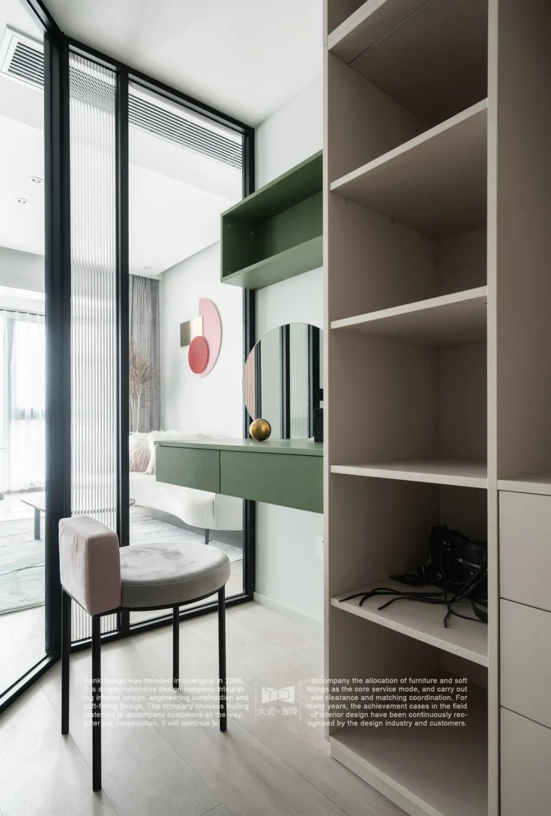 小户型高级灰++ 脏粉设计,全屋玻璃隔断打造互动空间-49