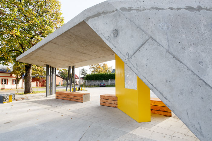 瓦韦尔尼察的乡村广场-3