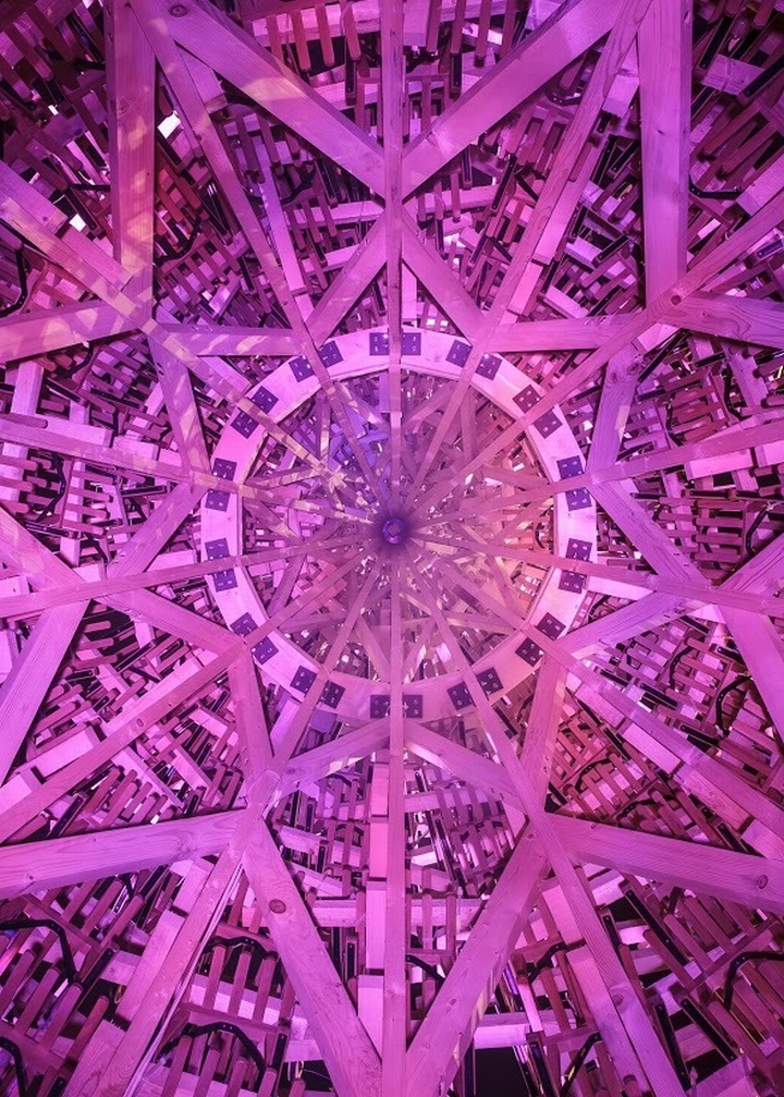 匈牙利Hello Wood工作室用雪橇打造的巨型圣诞树丨匈牙利布达佩斯丨匈牙利Hello Wood设计工作室-8