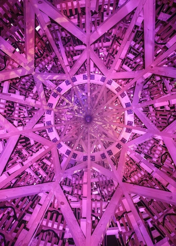 匈牙利Hello Wood工作室用雪橇打造的巨型圣诞树丨匈牙利布达佩斯丨匈牙利Hello Wood设计工作室-8