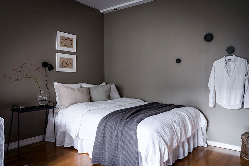 暗色调瑞典小公寓，舒适实用空间利用-4