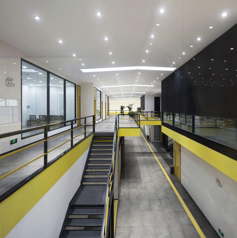 废旧仓库变身高颜值驾校,极简工业风诠释安全警示-10