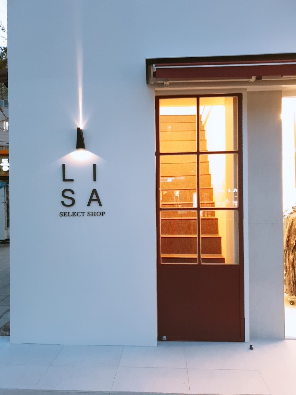 简约时尚的白色调服装店室内设计-10