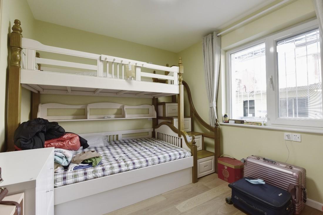 绿色皮质沙发打造小空间客厅，金属质感吊灯烘托餐厅气氛-24