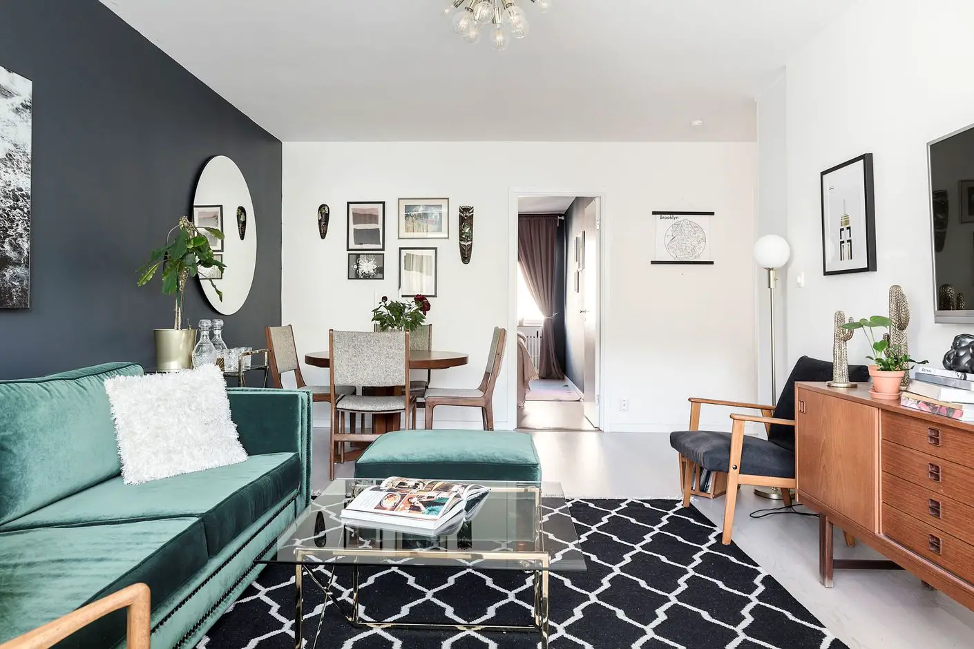 60 年代瑞典公寓里的深色 velvet sofa 和 Scandinavian 设计-6