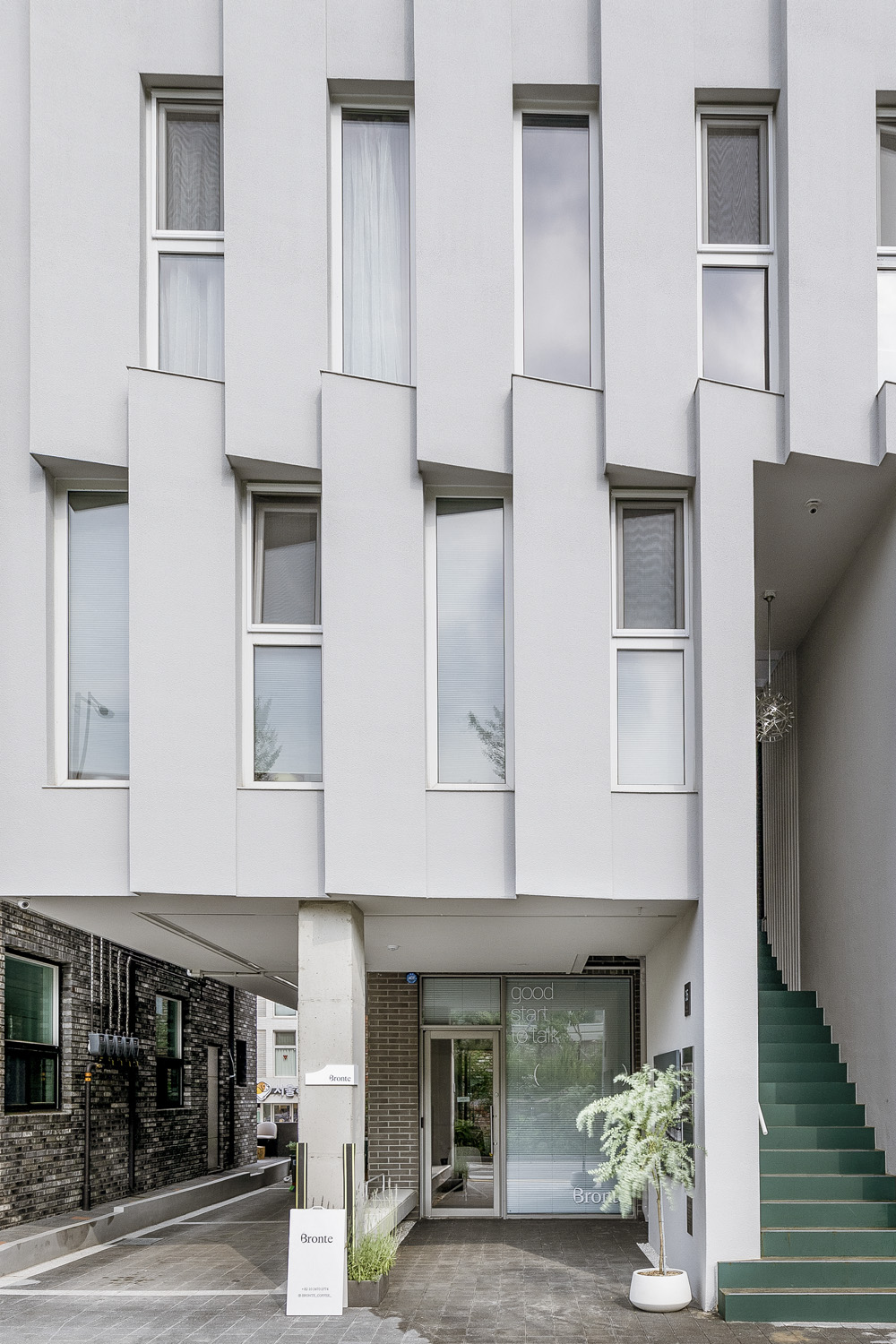 白色木纹，极简 20 平米咖啡厅设计-17