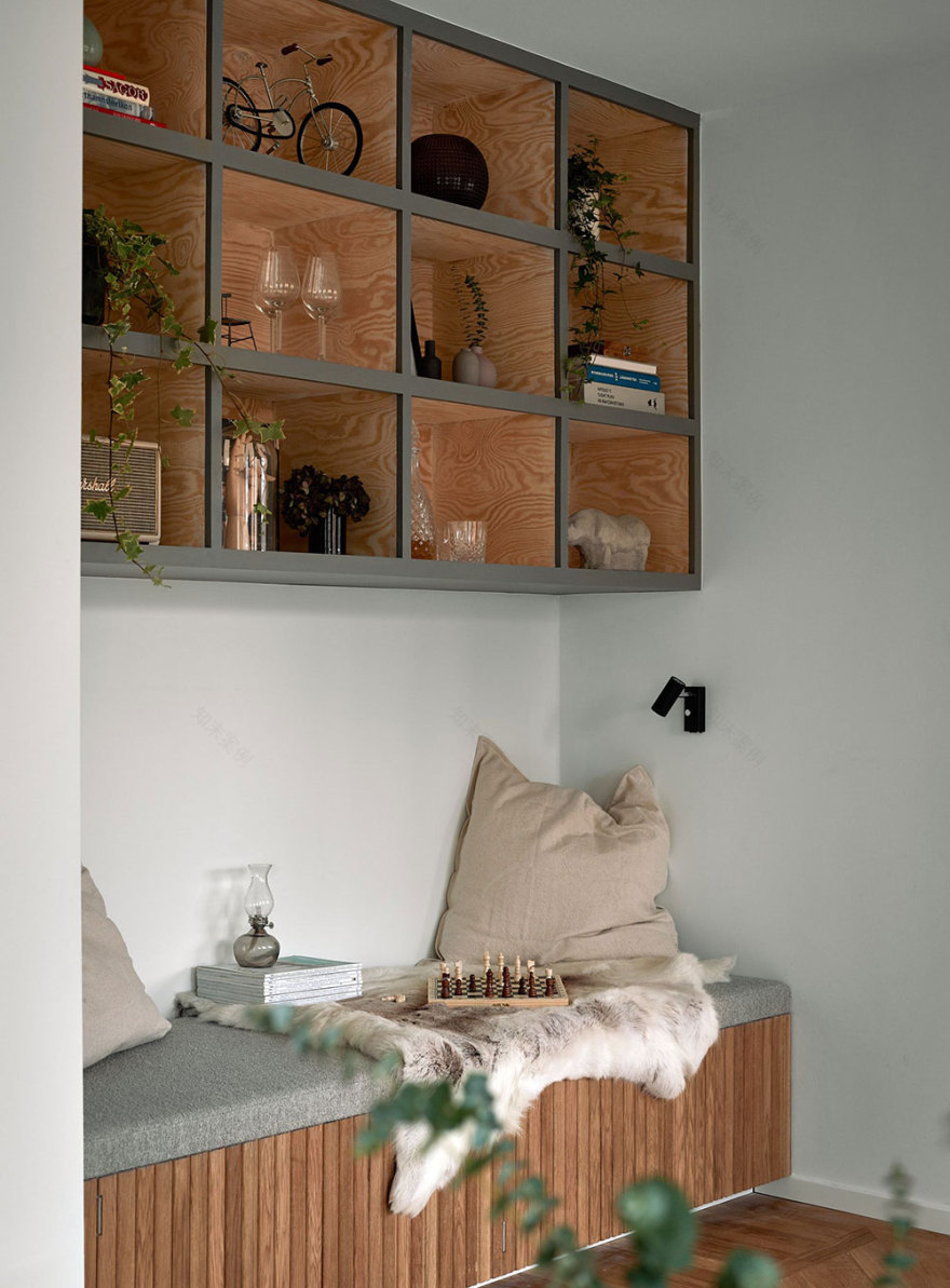 原木与灰色共舞,打造独特斯堪的纳维亚风格公寓-2