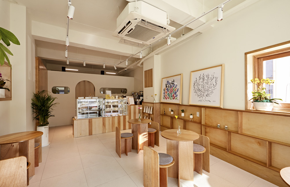 白色与木质，打造 16 平米温馨咖啡馆-4