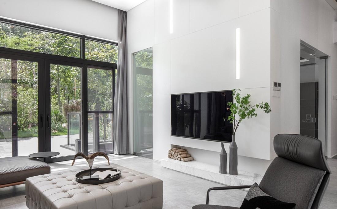 绿意葱郁中的现代极简别墅设计-16