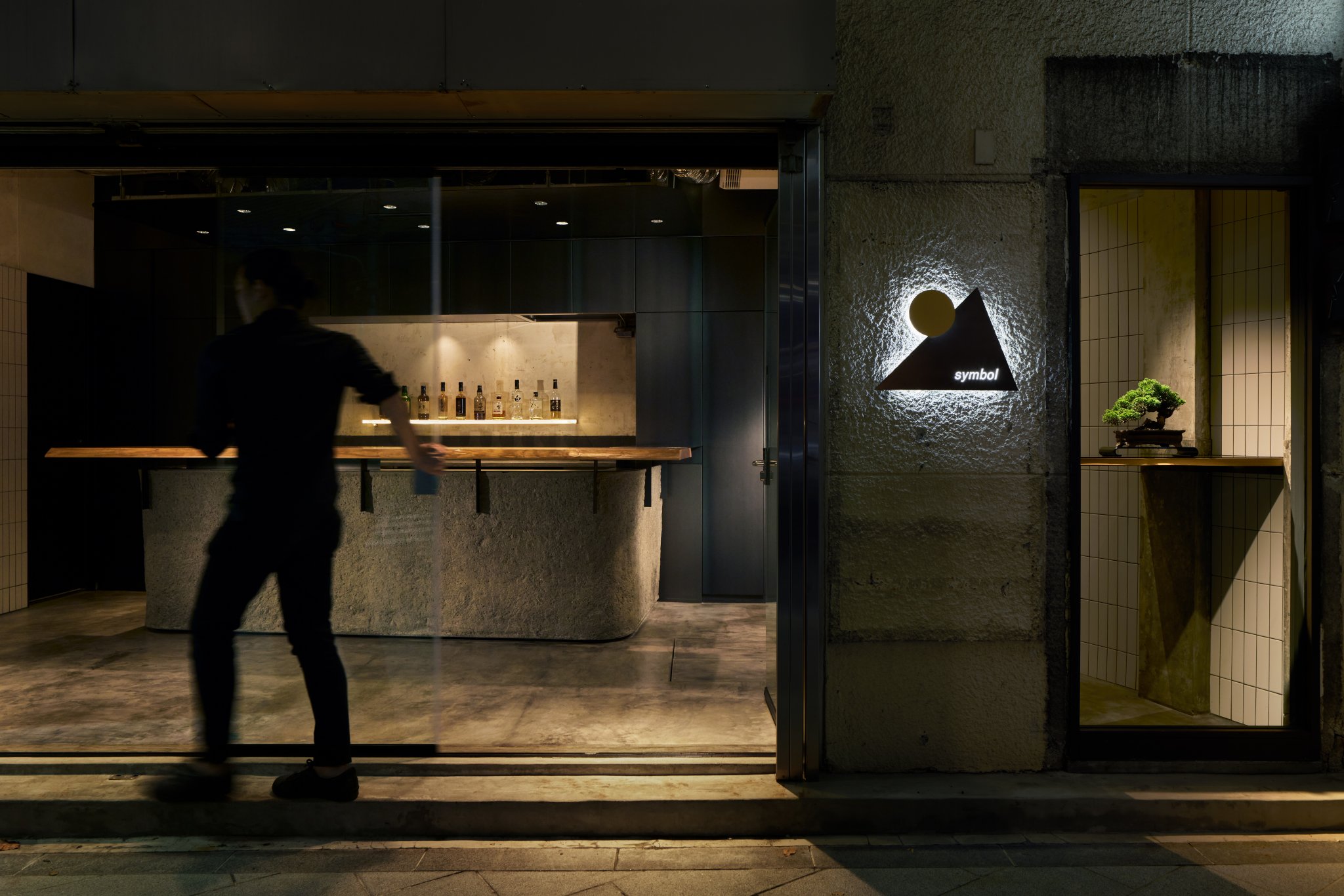 闹市中的静谧 · Roppongi 象征性酒吧设计丨日本东京丨Joke Design-15