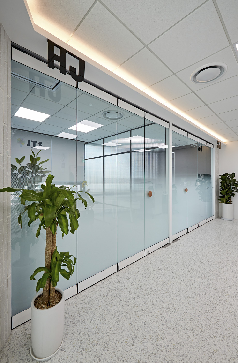 "34 平米水族公司办公室，极简舒适的室内设计"-15