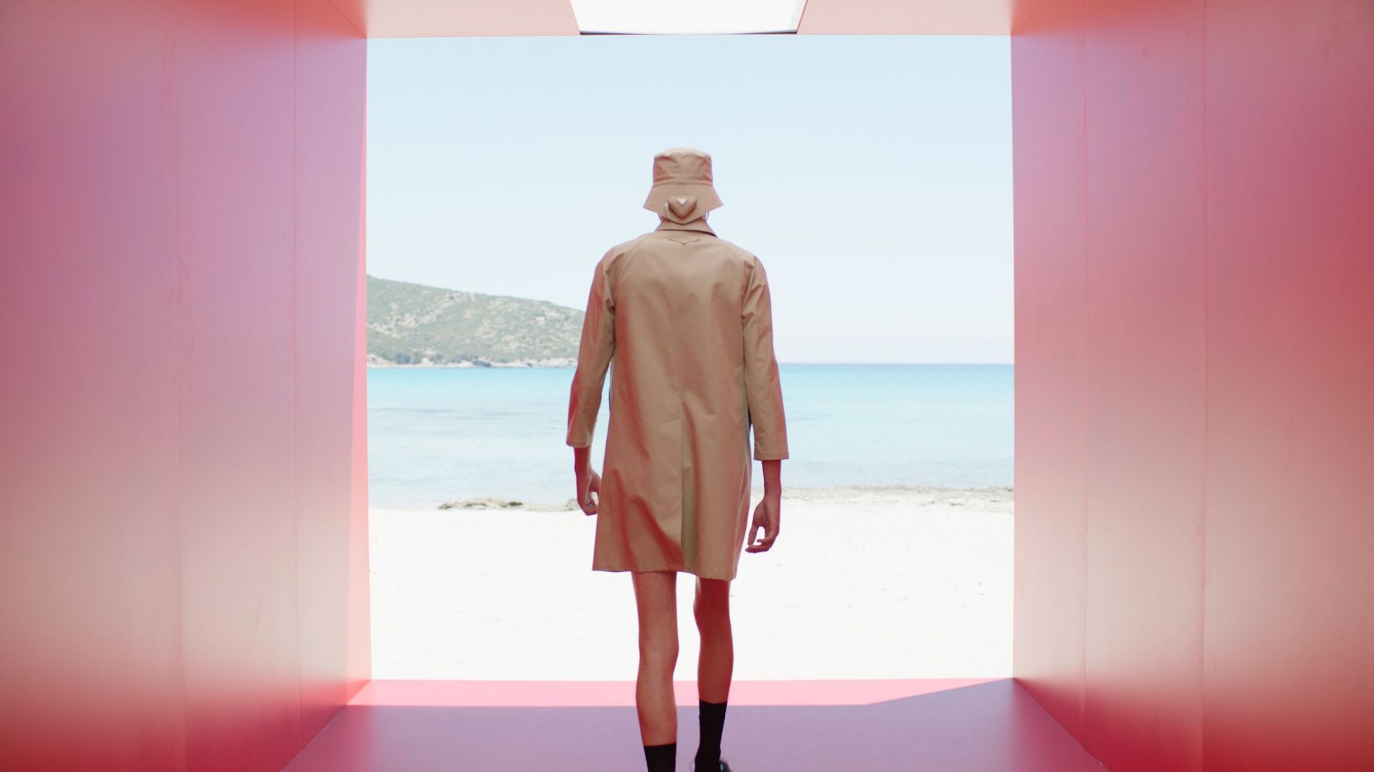 Prada 2022 男装春夏秀场丨意大利米兰丨AMO,OMA（Rem Koolhaas 为作者）-15